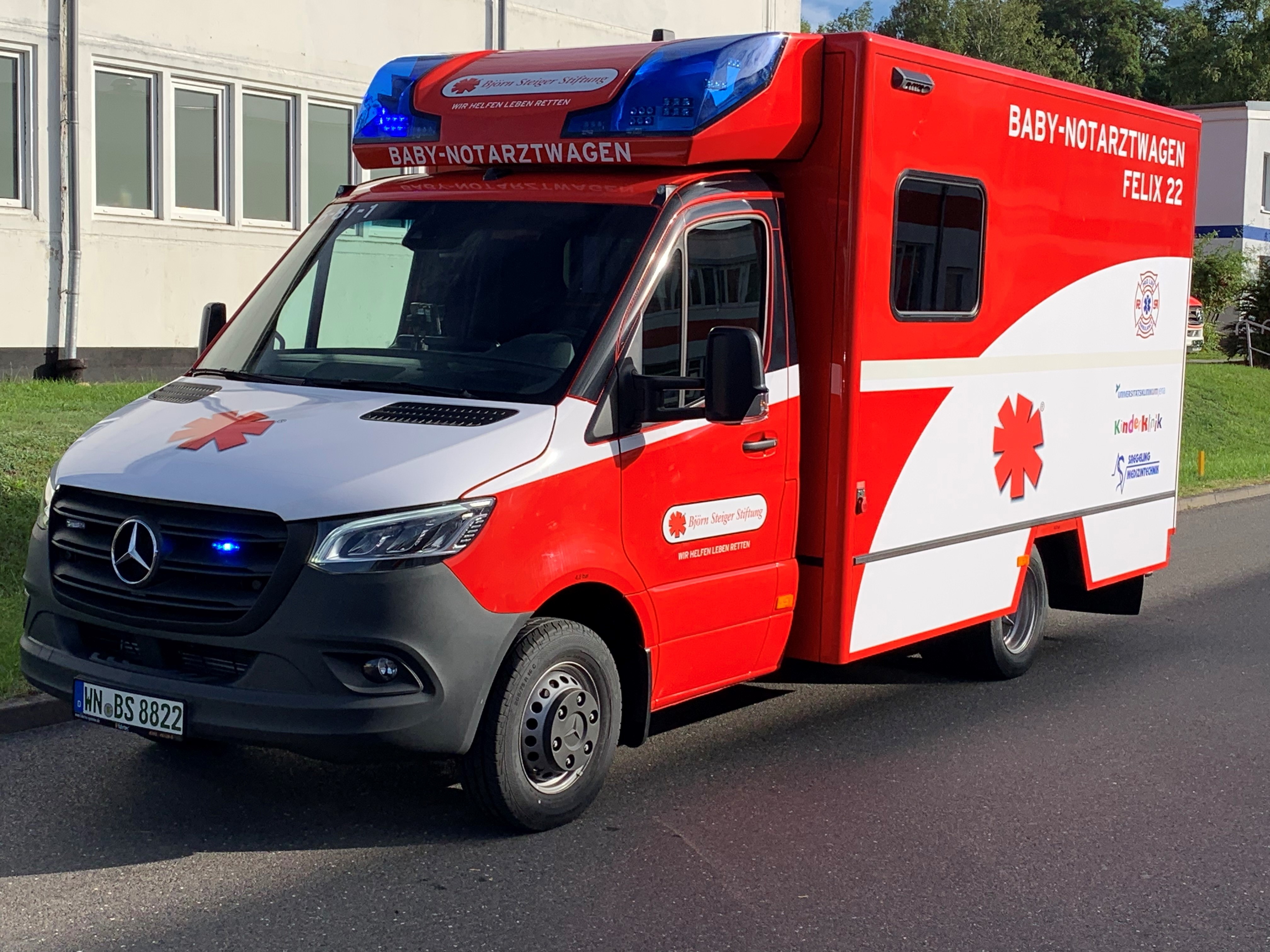 Roter Baby-Notarztwagen Felix 22 der Björn Steiger Stiftung in Jena, von vorne und von der Seite gesehen