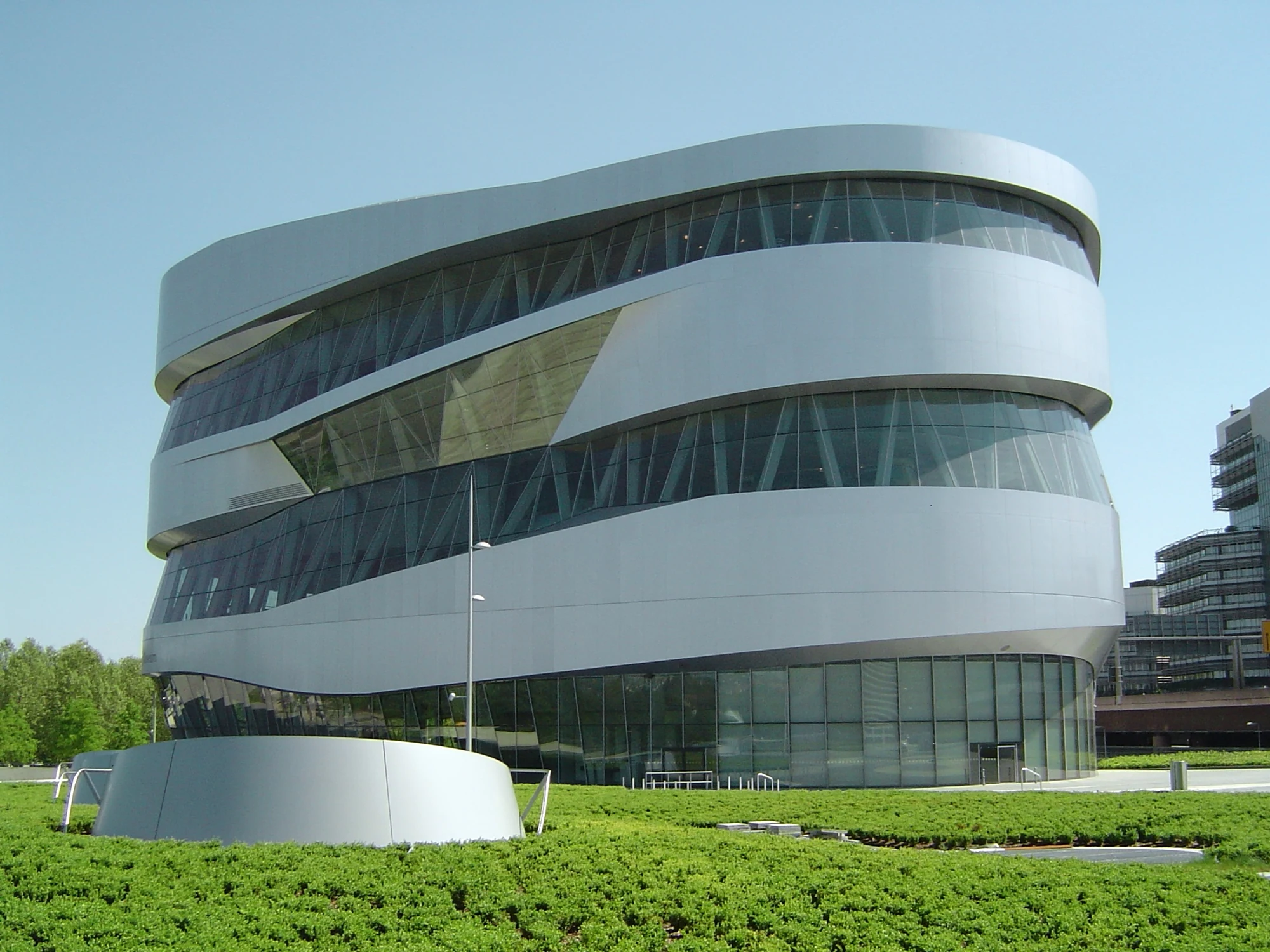 Mercedes-Benz Museum in Stuttgart, Aufnahme 2008.