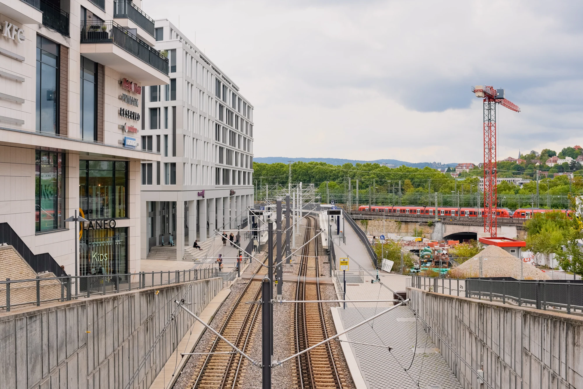 Fertiggestellte U12-Tunnelrampe am Europaviertel mit Blick zur Haltestelle Budapester Platz (2022).