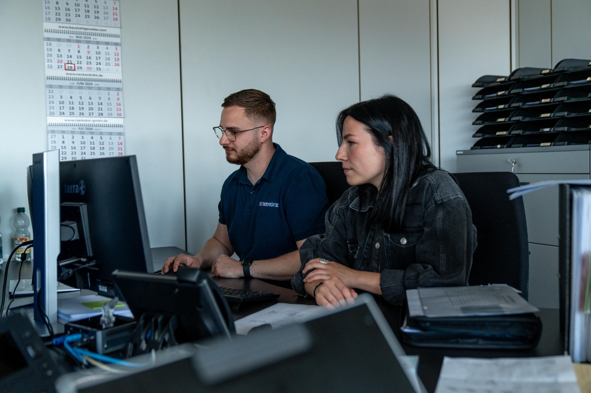 Mitarbeitende von BLUMENSTOCK bei der gemeinsamen Arbeit im Büro